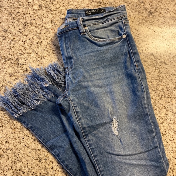 BlankNYC frayed bottom jeans - Picture 2 of 3